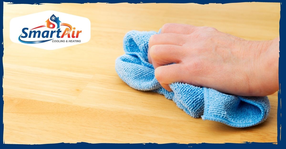 Hand dusting table with a rag